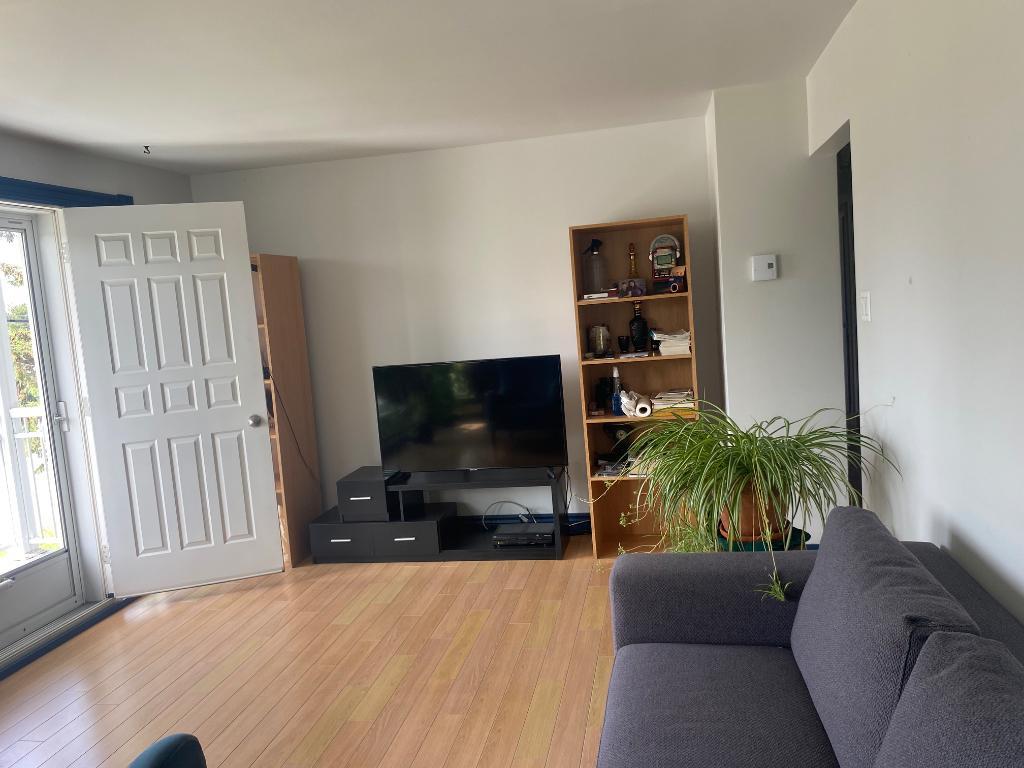 Sorel-Tracy grand logement 5 1/2- immense cour | 3292538