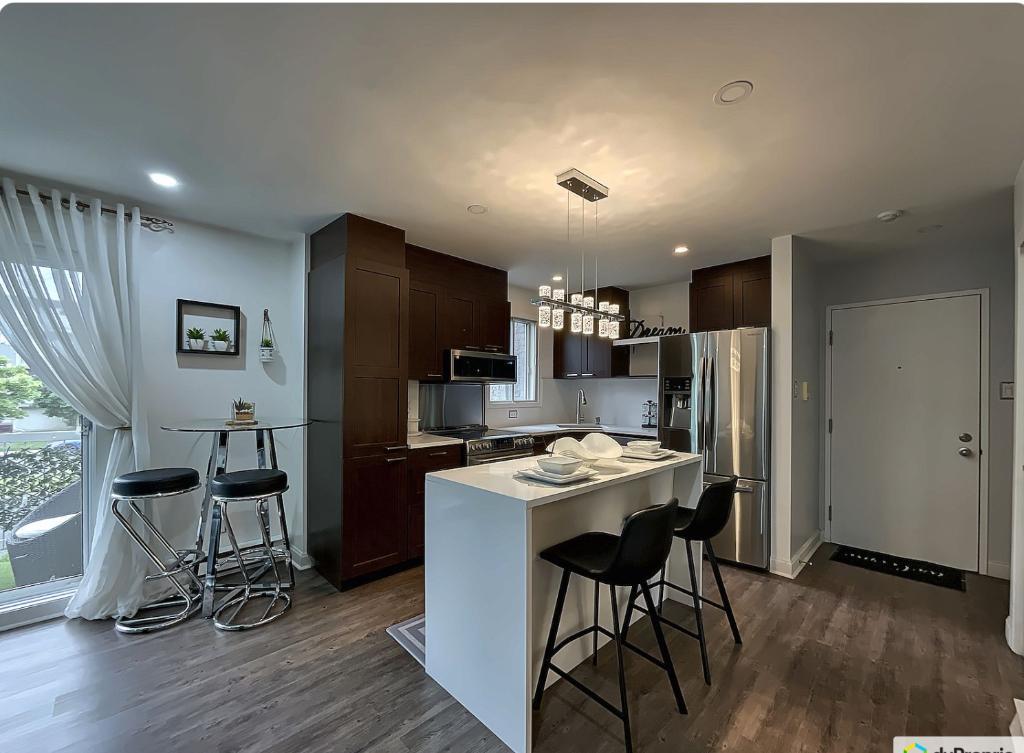 CONDO COMPLÈTEMENT MEUBLÉ ET RÉNOVÉ À LOUER | 3292604