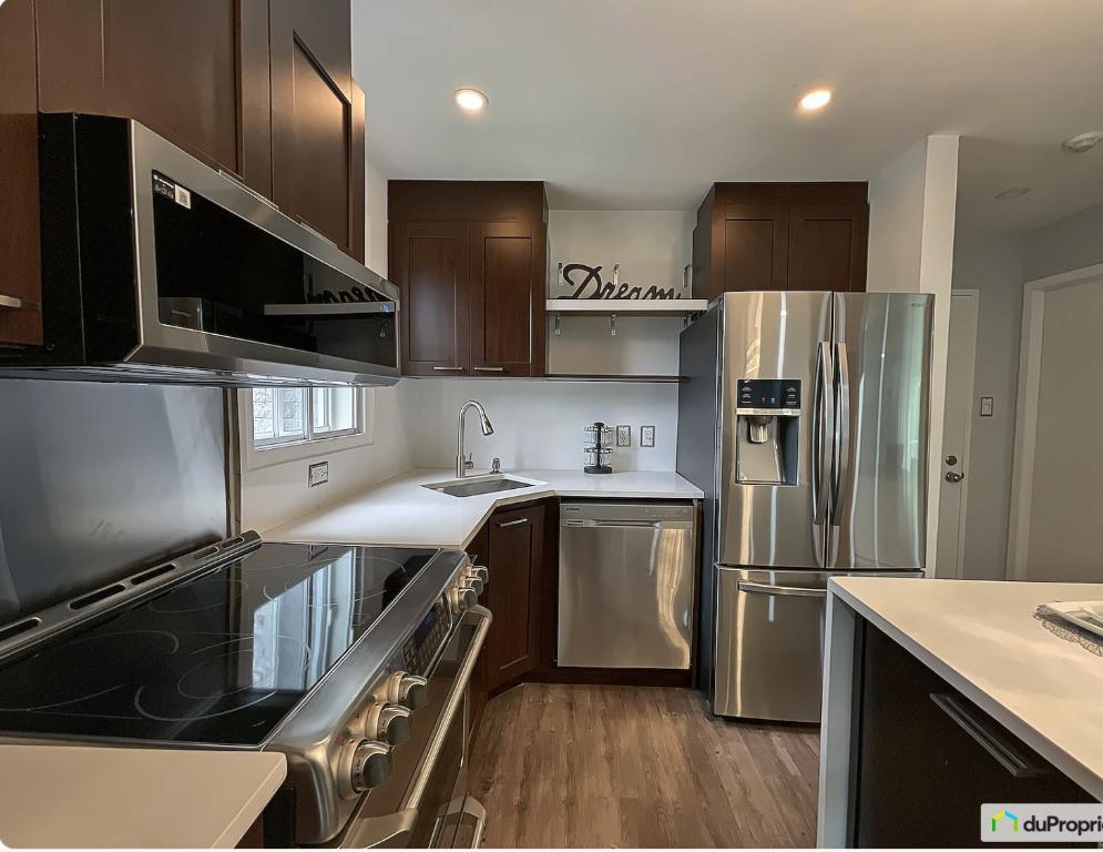 CONDO COMPLÈTEMENT MEUBLÉ ET RÉNOVÉ À LOUER | 3292604