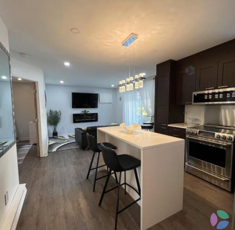 CONDO COMPLÈTEMENT MEUBLÉ ET RÉNOVÉ À LOUER | 3292604