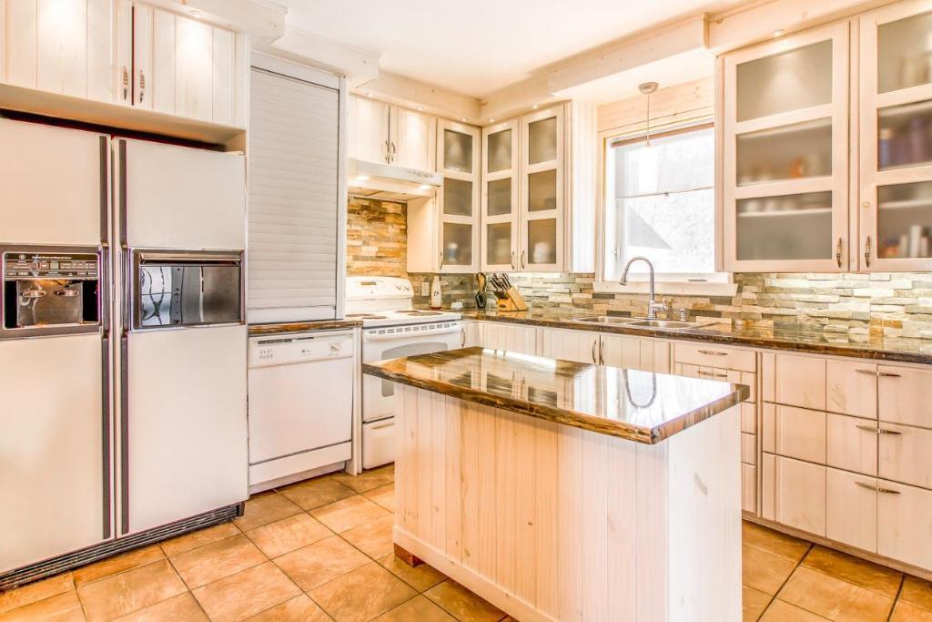 🌟 Grand 4 ½ lumineux TOUT INCLUS avec cour privée et stationnement – Disponible le 1er juillet | 3292682