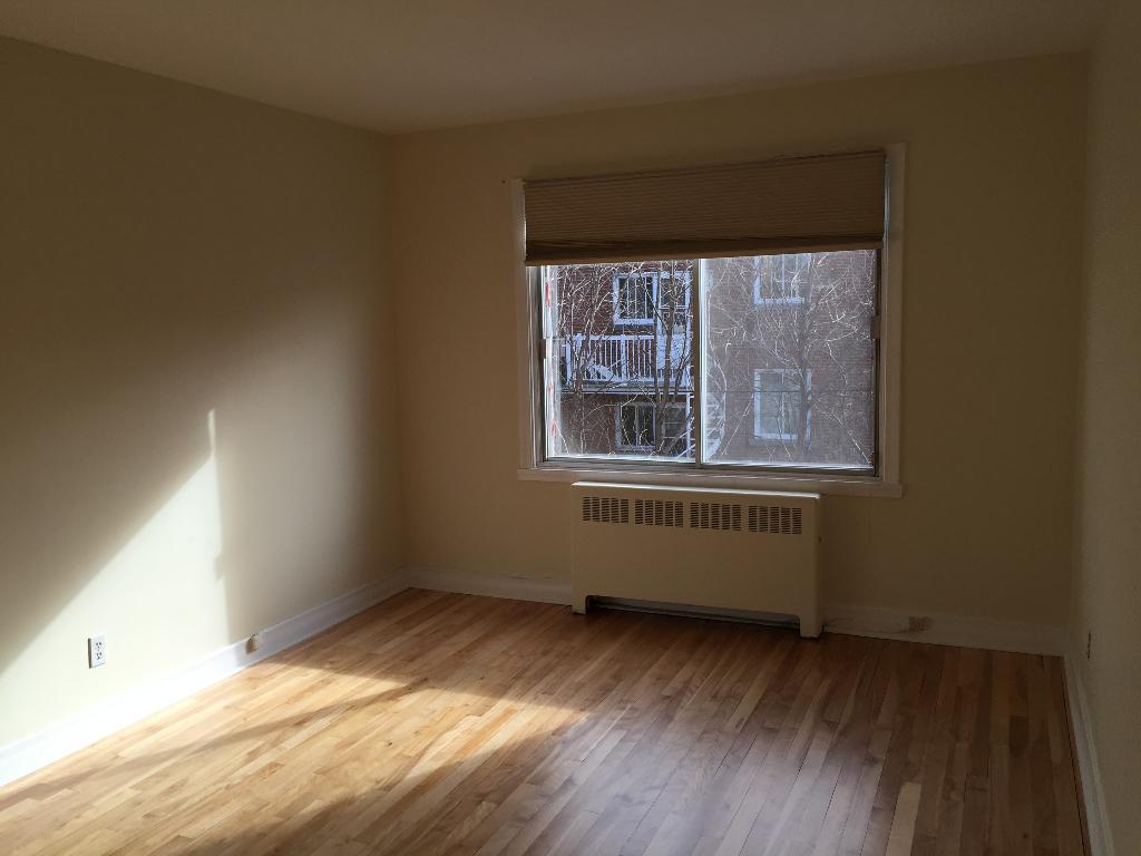 6 1/2 Upper Duplex, Very Conveniently Located in Ville St. Laurent | 3292760