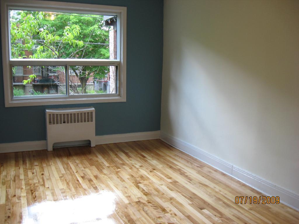 METRO COTE ST. CATHERINE GRANDE 5.5 EN FACE DE LA BATIMENT | 3292779