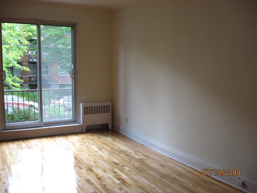 METRO COTE ST. CATHERINE GRANDE 5.5 EN FACE DE LA BATIMENT | 3292779