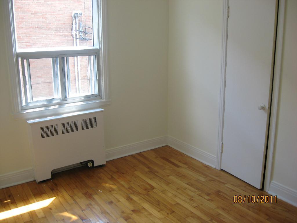 METRO COTE ST. CATHERINE GRANDE 5.5 EN FACE DE LA BATIMENT | 3292779