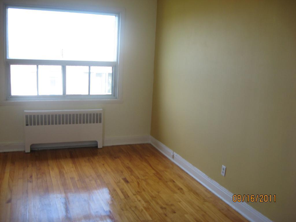 METRO COTE ST. CATHERINE GRANDE 5.5 EN FACE DE LA BATIMENT | 3292779