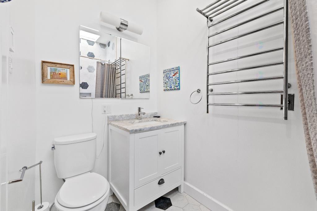 Splendide haut de duplex entièrement rénové à aire ouverte – 3 CAC + 2 balcons au cœur de NDG (chauffage inclus) | 3292836