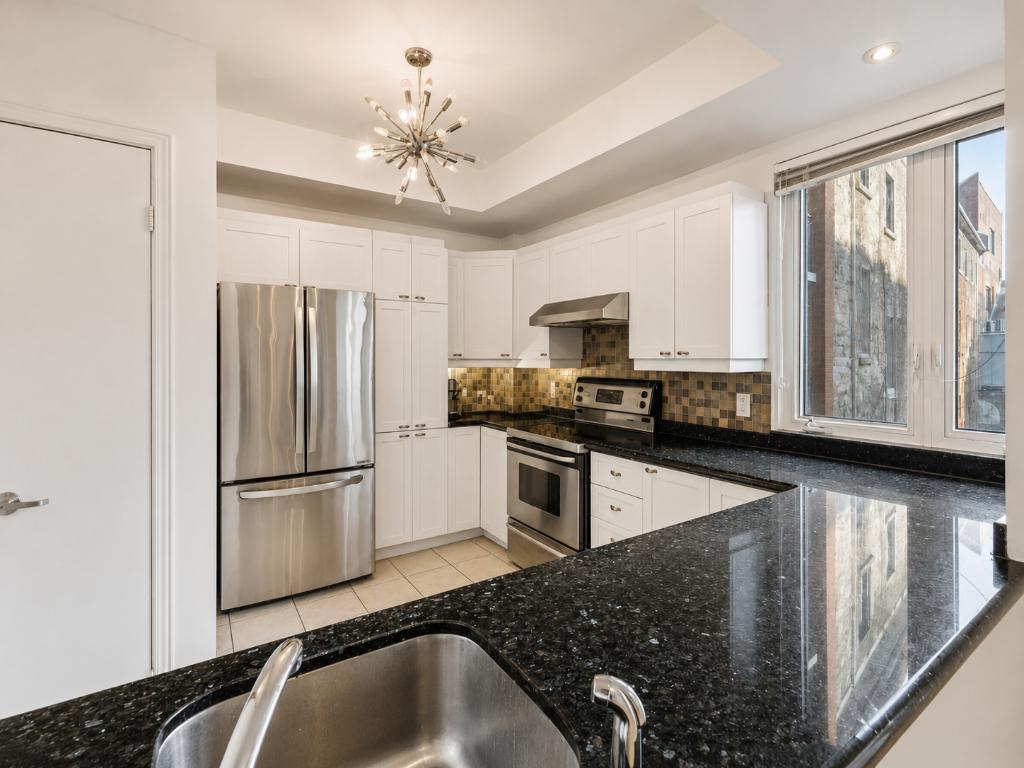 Magnifique condo 2 chambres · Cœur du Vieux-Montréal · Balcon privé sur jardin | 3292885