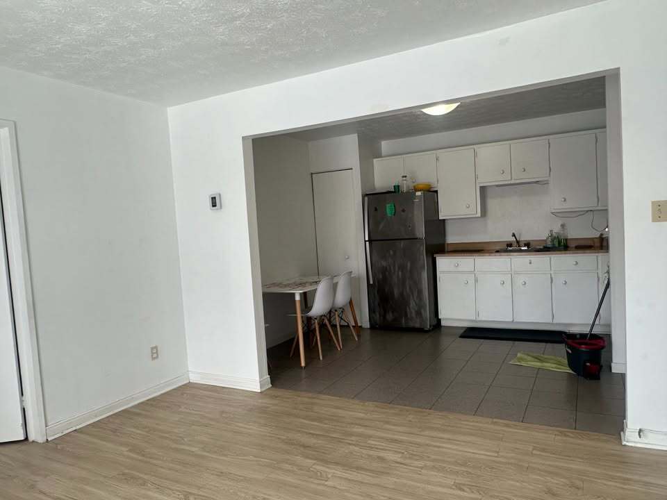 | BEAU 3 1/2 AVEC ESPACE BUREAU | | 3294460