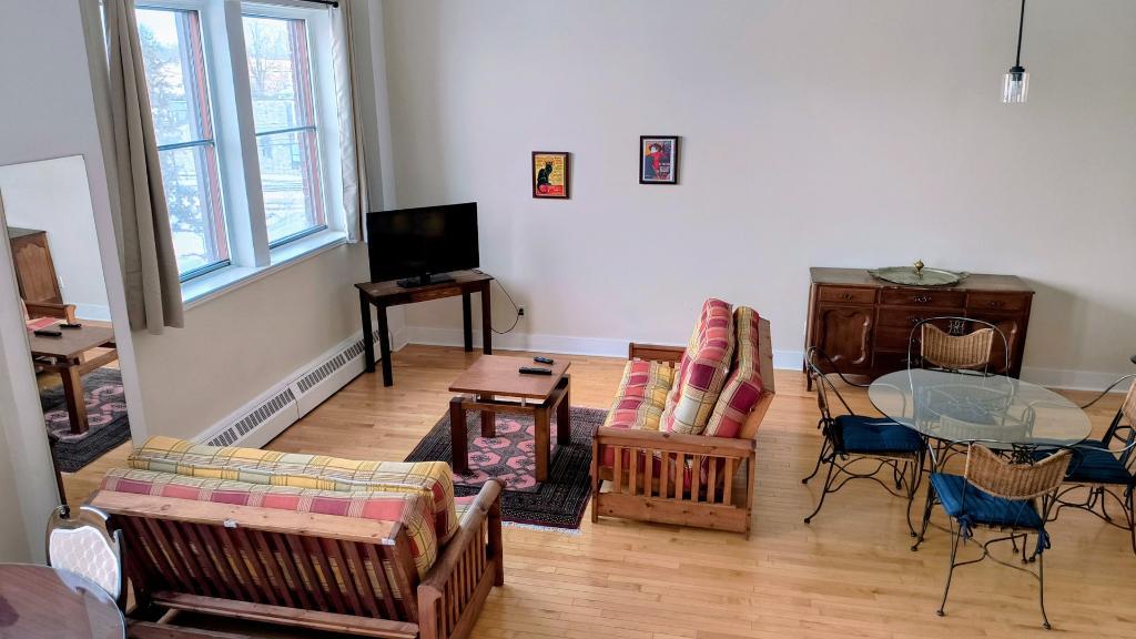 Très grand loft, plafonds 12 pieds, 2 chambres situé dans un Couvent au pittoresque village du Vieux Sainte-Rose Laval, 2250$ tout inclut | 3294888