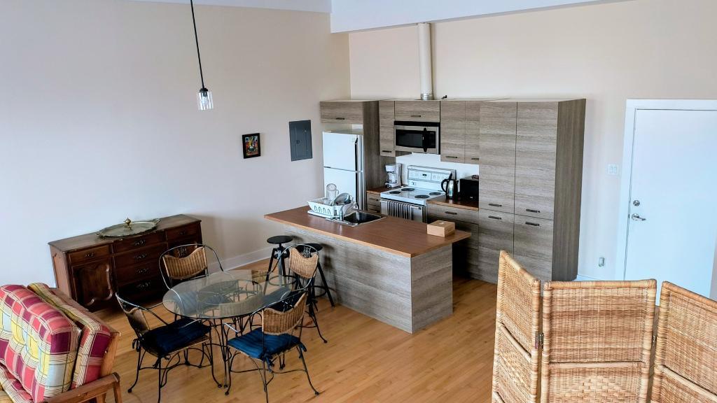 Très grand loft, plafonds 12 pieds, 2 chambres situé dans un Couvent au pittoresque village du Vieux Sainte-Rose Laval, 2250$ tout inclut | 3294888