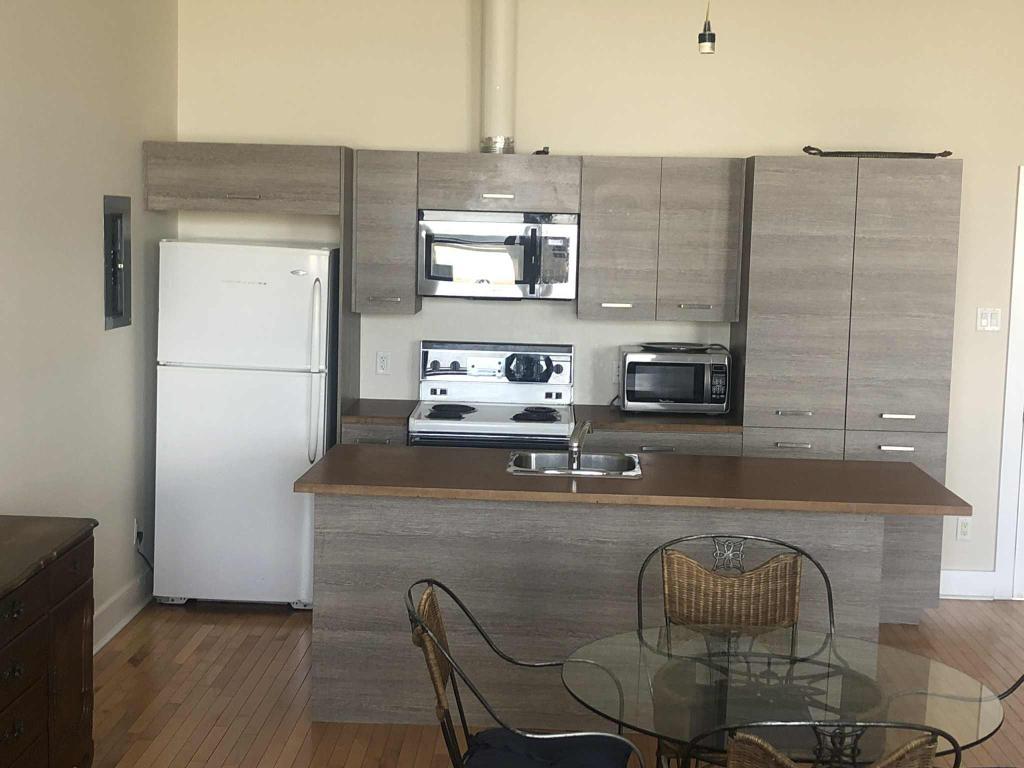 Très grand loft, plafonds 12 pieds, 2 chambres situé dans un Couvent au pittoresque village du Vieux Sainte-Rose Laval, 2250$ tout inclut | 3294888