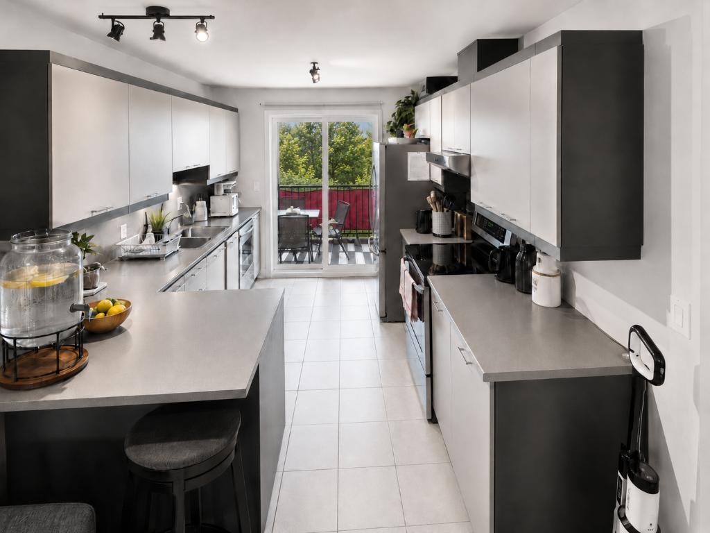 4½ MODERNE À LOUER | 2 STATIONNEMENTS | PRÈS DU CHUS | 3295295
