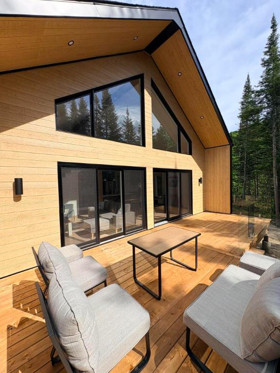 Chalet à louer de 3 chambres et 2 salles de bain avec accès au lac (location saisonnière) | 3295334