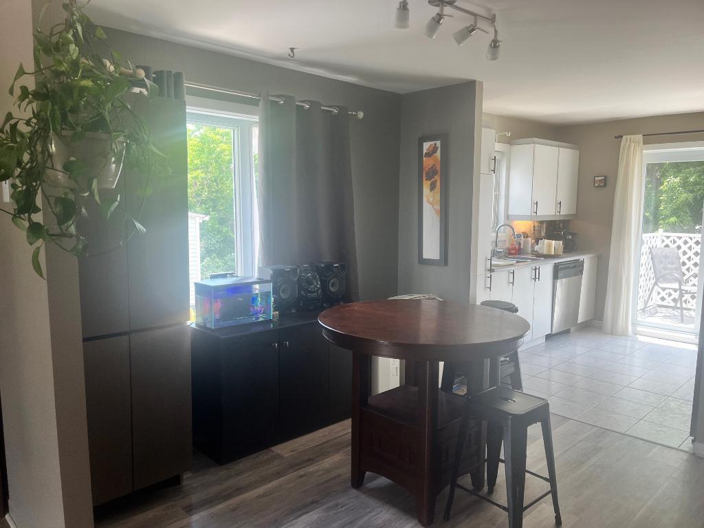 Grand 4 1/2 lumineux - 1500$! - Début juillet - Près de tout | 3296586