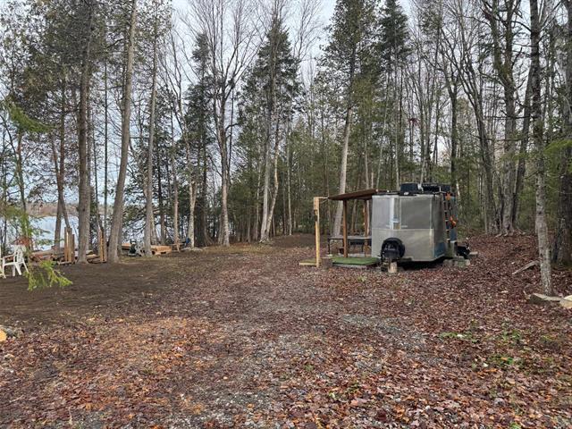 Petit Lac Lambton, Estrie. Terrain aménagé de 16 943 pi.ca. directement au bord de l’eau. Beau rivage, baignable et navigable. Une rareté! | 3297617