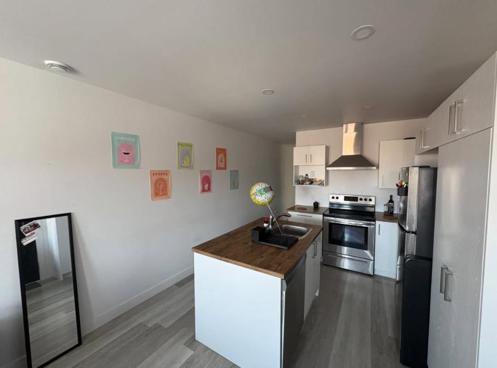 4 1/2 neuf dernier étage avec thermopompe et meuble inclus | 3297360