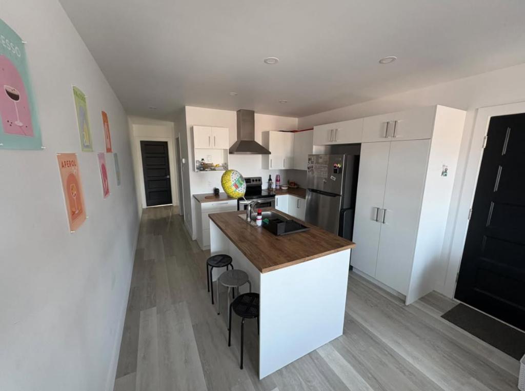 4 1/2 neuf dernier étage avec thermopompe et meuble inclus | 3297360