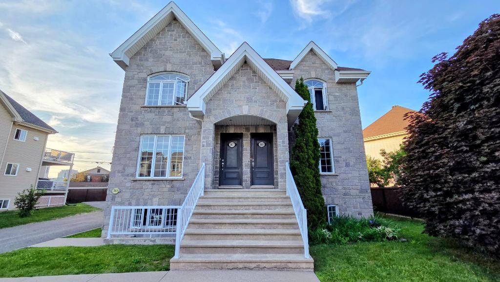 Carrefour Laval très jolie et grand 4 ½ de style condo, situé au 1er étage d’un triplex | 3297417