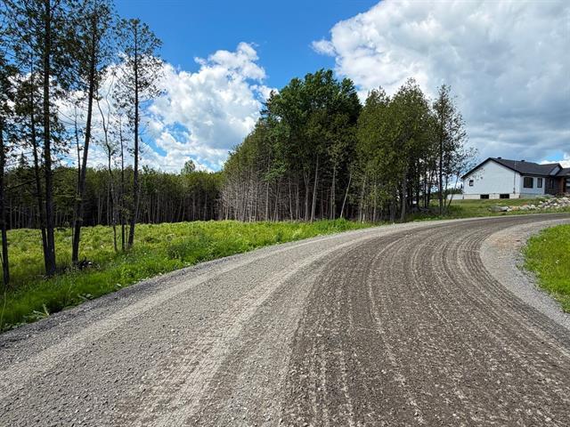 Grand Lac St-François, Lambton, Estrie. Beau grand terrain boisé de 260,7 pi X 291,9 pi. irr. superficie de 75 855 pi.ca. ACCÈS notarié au lac avec dr | 3297612