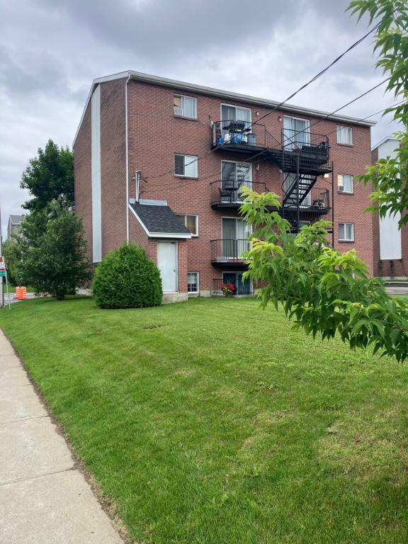 Superbe 4 1/2 rénové à Laval-des-Rapides – Près du métro | 3297554