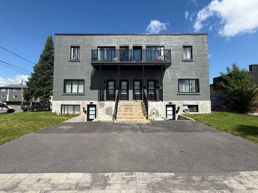 ✨ St-Hubert 5 ½ spacieux et lumineux situé à coté de l’Hôpital Charles-LeMoyne et de tous les services essentiels. 📍 Disponible 1er septembre 2026📍 | 3297557