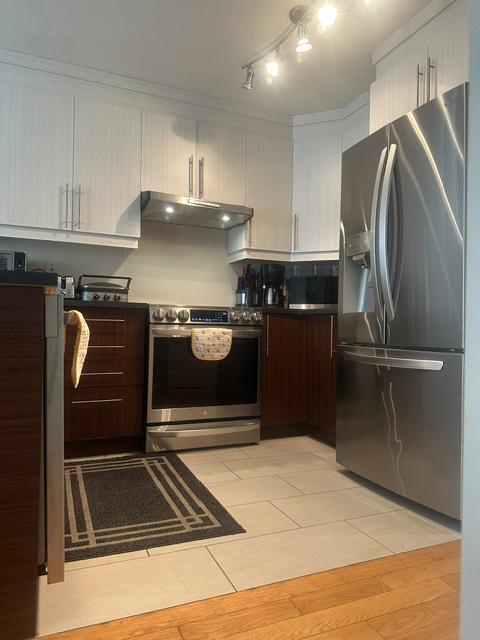 Grand 4 1/2 avec 2 salles de bain, paliers multiples, garage double | 3297596
