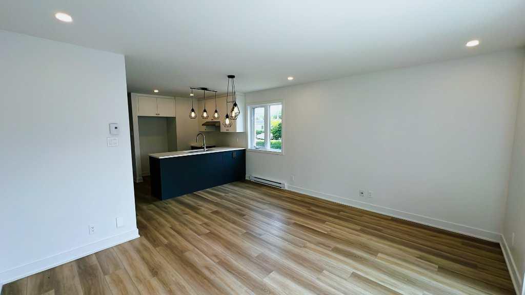 Beautiful Two-Storey 5½ Apartment in a Triplex for Rent in Longueuil! | 3297600
