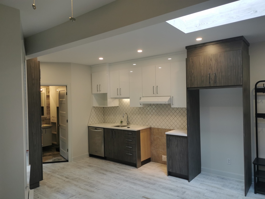 Petit Italie Face Au Marche Jean Talon | 3297999