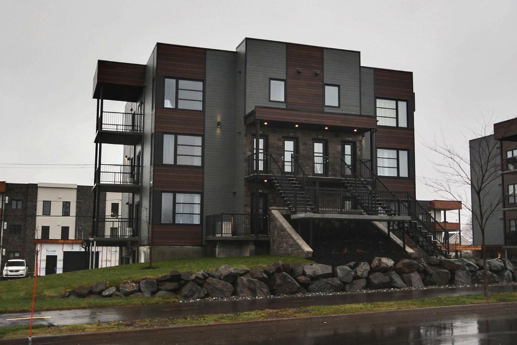 Superbe 4 1/2 + B, LÉVIS, (St-David), 1ier étage, air clim, 2 STATIONNEMENTS EXTÉRIEURS INCLUS, LIBRE LE 1ier décembre 2026. | 3298381