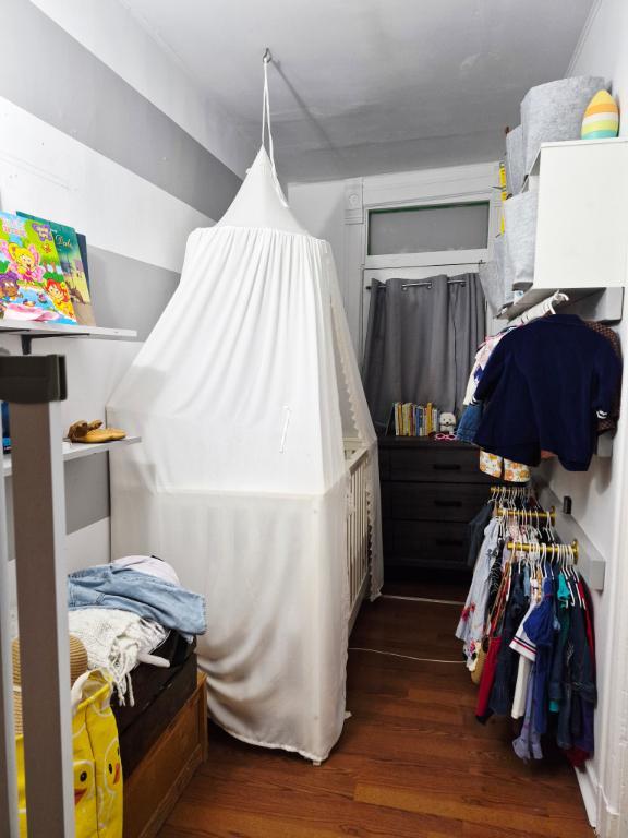 Plateau Mont-Royal 51/2 au 3e étage près du parc Lafontaine $1875, libre le 5 juillet | 3298404