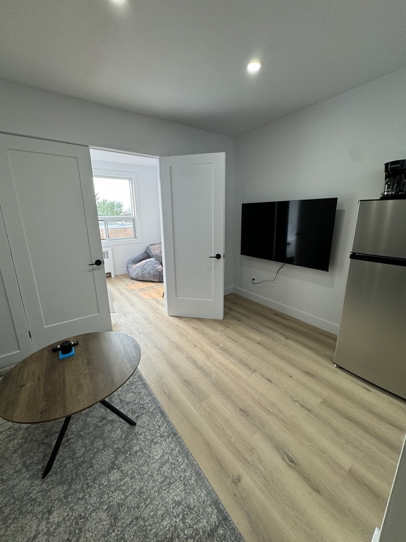 1 Chambre Meublé – Ellendale Ave | 3298604
