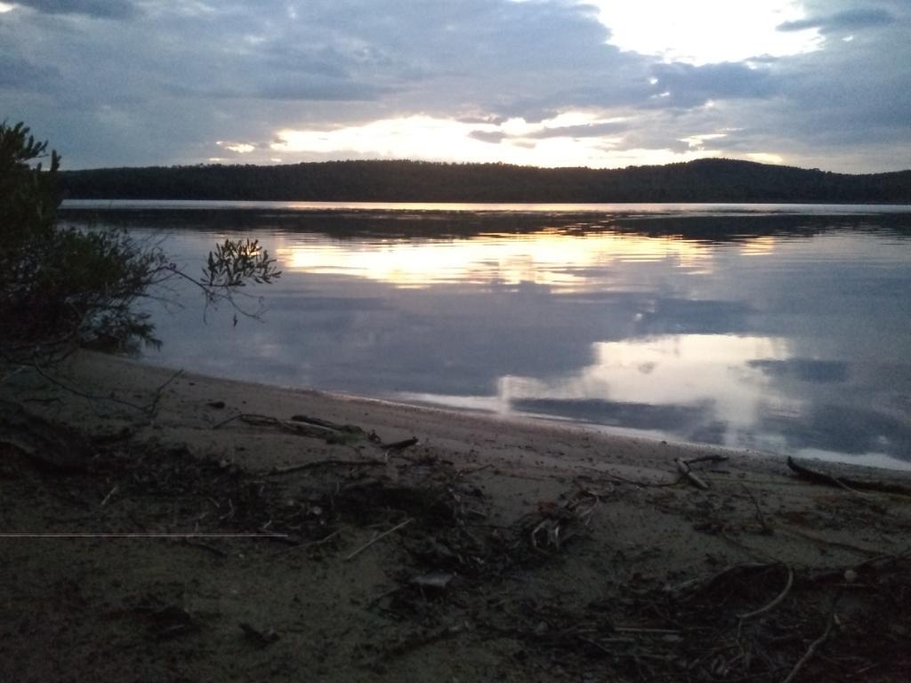 Bord de l'eau du lac Bouchette, chalet à louer 31 jours et +, 2 acres, terrain plat, petite plage, couchers de soleil | 3304267