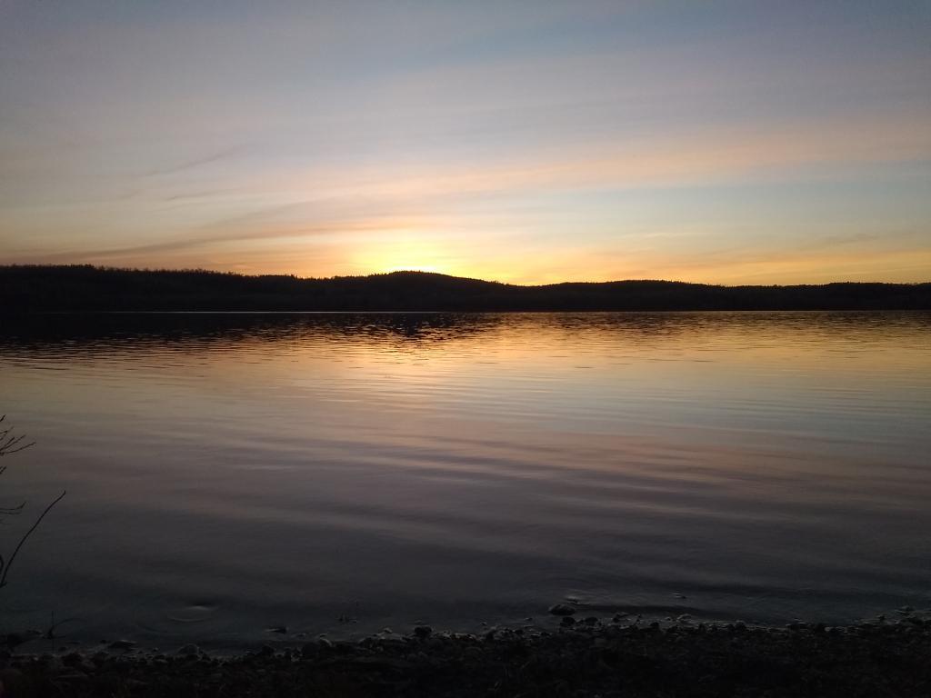 Bord de l'eau du lac Bouchette, chalet à louer 31 jours et +, 2 acres, terrain plat, petite plage, couchers de soleil | 3304267
