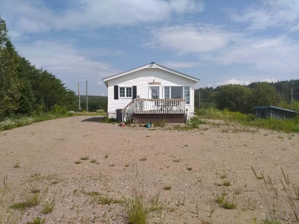Bord de l'eau du lac Bouchette, chalet à louer 31 jours et +, 2 acres, terrain plat, petite plage, couchers de soleil | 3304267