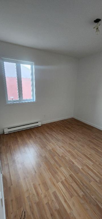 Logement 5 1/2 secteur recherché | 3300296
