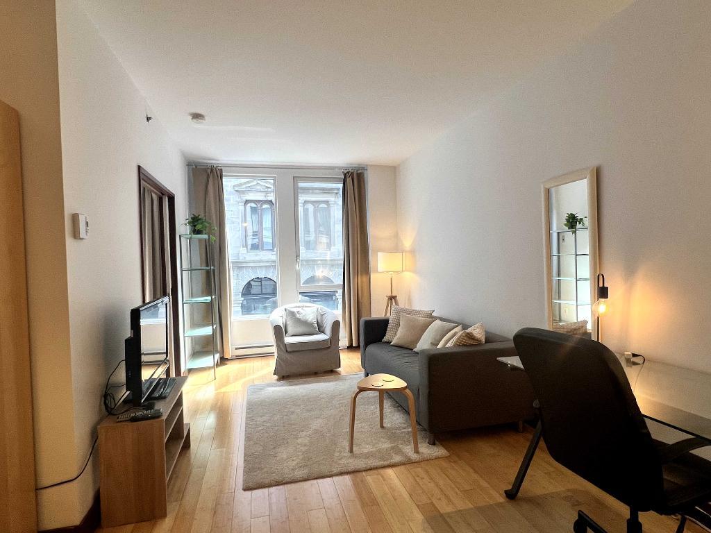 3 1/2 - Vieux Montreal - Meublé - Stationnement interieur - 1er septembre. | 3301714