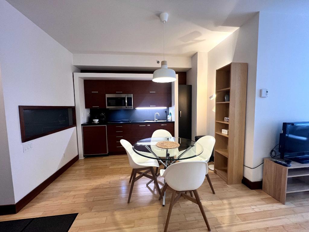 3 1/2 - Vieux Montreal - Meublé - Stationnement interieur - 1er septembre. | 3301714