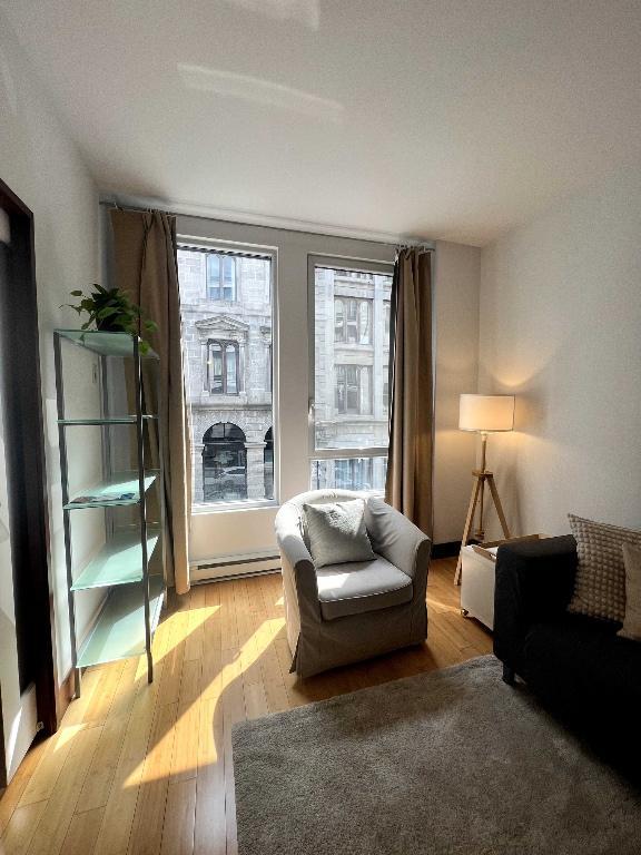 3 1/2 - Vieux Montreal - Meublé - Stationnement interieur - 1er septembre. | 3301714