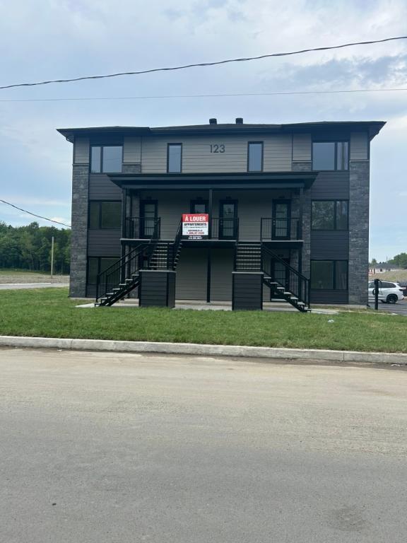 *Magnifique 5 1/2 neuf et moderne* | 3303006