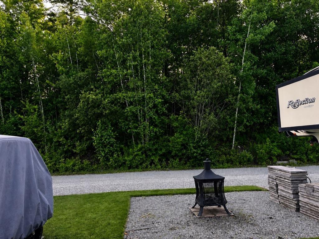 Le luxe du chalet, la liberté du camping — Terrain clé en main avec quai | 3303056