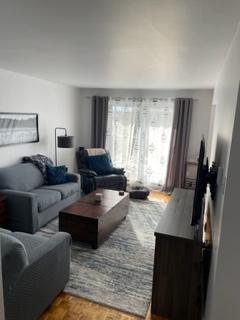 MAGNIFIQUE 4 1/2 ++1 ÉTAGE++ENTIÈREMENT RÉNOVER+FRAIS PEINTURER+CHAUFFAGE INCLUS+1 AOÛT+MÉTRO ET TRAIN À PIED+À VOIR + | 3303548