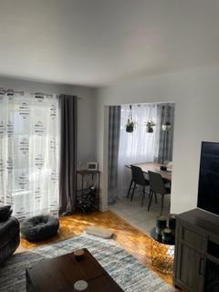 MAGNIFIQUE 4 1/2 ++1 ÉTAGE++ENTIÈREMENT RÉNOVER+FRAIS PEINTURER+CHAUFFAGE INCLUS+1 AOÛT+MÉTRO ET TRAIN À PIED+À VOIR + | 3303548