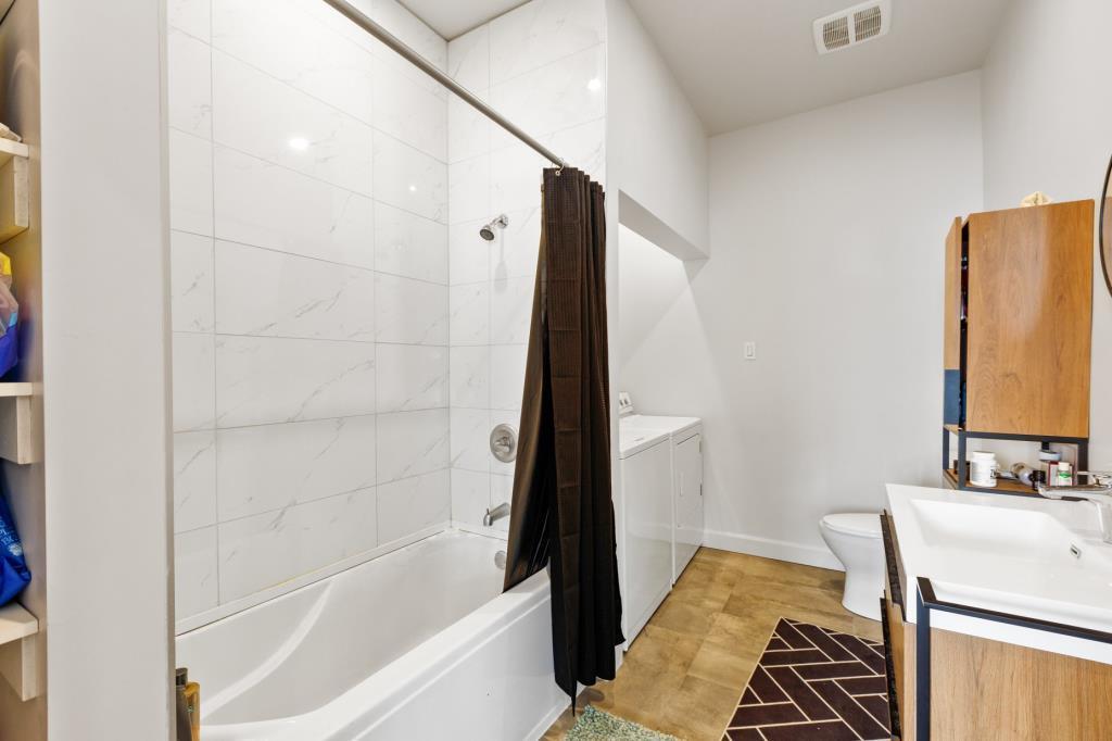 duplex entièrement rénové offre confort, modernité et emplacement stratégique. 🏢 4 ½ (2e étage) | 3303855