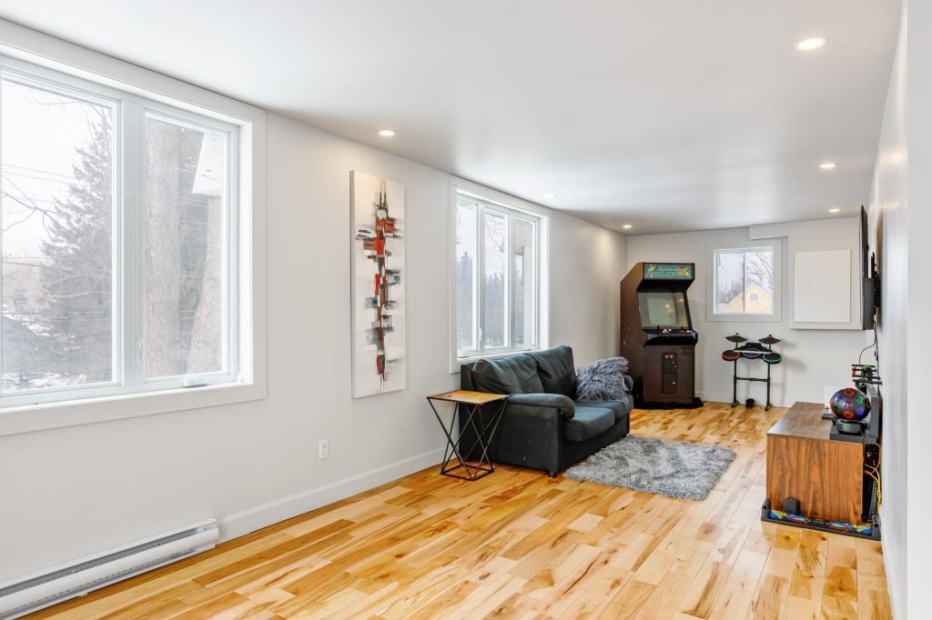 duplex entièrement rénové offre confort, modernité et emplacement stratégique. 🏢 4 ½ (2e étage) | 3303855