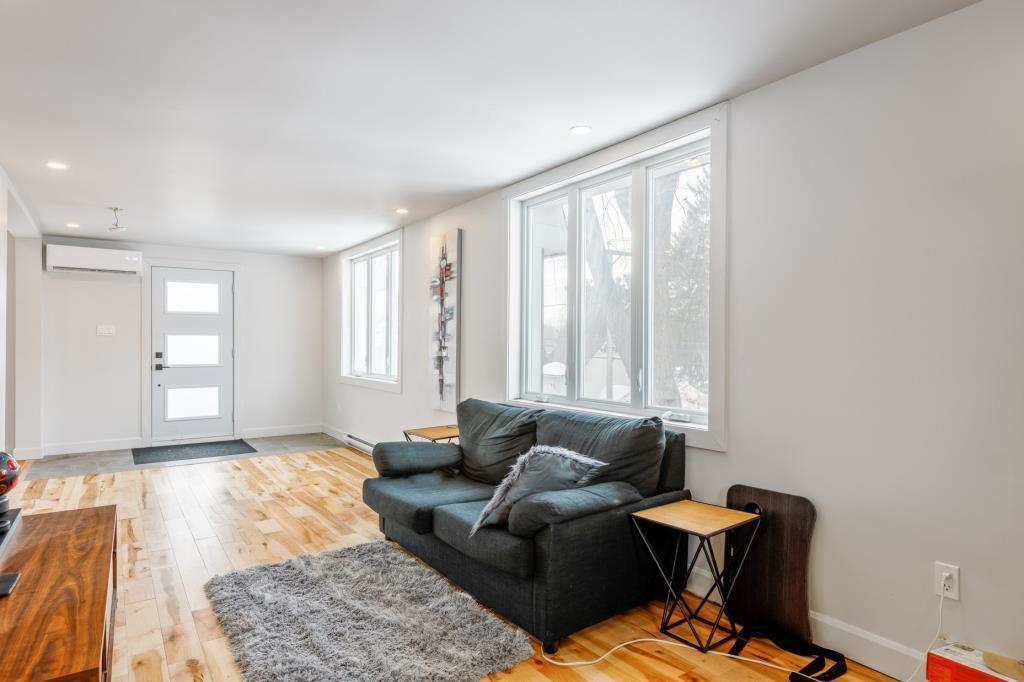 duplex entièrement rénové offre confort, modernité et emplacement stratégique. 🏢 4 ½ (2e étage) | 3303855