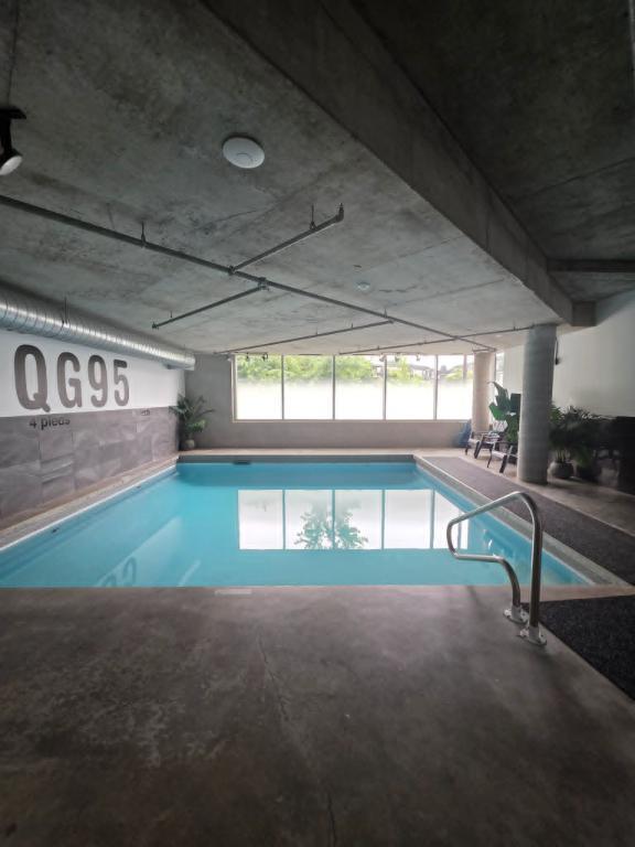 Superbe 3 1/2 avec piscine intérieure | 3304090