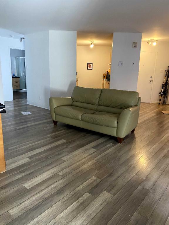GRAND 61/2 SUR 2 ÉTAGES, 2 S.D.B COMPLÈTES , LOCKER, . TERRASSE, ENTRÉE INDÉPENDANTE | 3309019