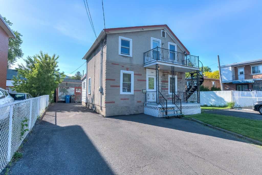 À LOUER – Grand 4½ semi-meublé avec terrasse, jardin et stationnement privé | Vieux-Longueuil — 1 700$/mois | 3304301