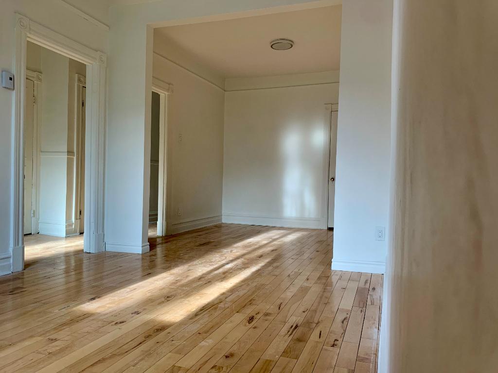 1 CC fermée + Den · 858 pi² · 7min métro Frontenac — 1300$ (1BR) | 3306140